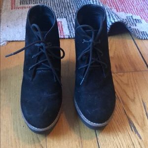 Black basic platforms